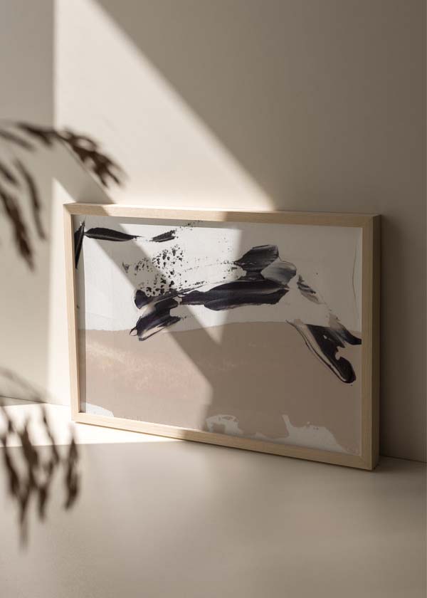 Horizontales Wandbild mit abstrakter Komposition aus schwarzen, weißen und beigen Flecken und breiten Linien auf hellem Grund im modernen Stil. Erhältlich auf kudeko.com