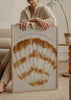 Cuadro decorativo de estilo mar_y_playa y minimalista colocado en salón, concha marina en acuarela, modelo Concha I Sea Art