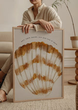 Cuadro decorativo de estilo mar_y_playa y minimalista colocado en salón, concha marina en acuarela, modelo Concha I Sea Art