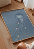 Gerahmtes Wandbild mit großer transluzenter blauer Qualle, spielenden Kindern an Tentakeln, himmelblauem Hintergrund, weißen und rosafarbenen Akzenten, poetischem illustrativen Stil. Erhältlich auf kudeko.com