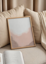 Abstraktes Wandbild mit weichen diffusen Formen in Weiß, Altrosa und Taupegrau, ätherischer Wirkung und zartem zeitgenössischem Stil. Erhältlich auf kudeko.com