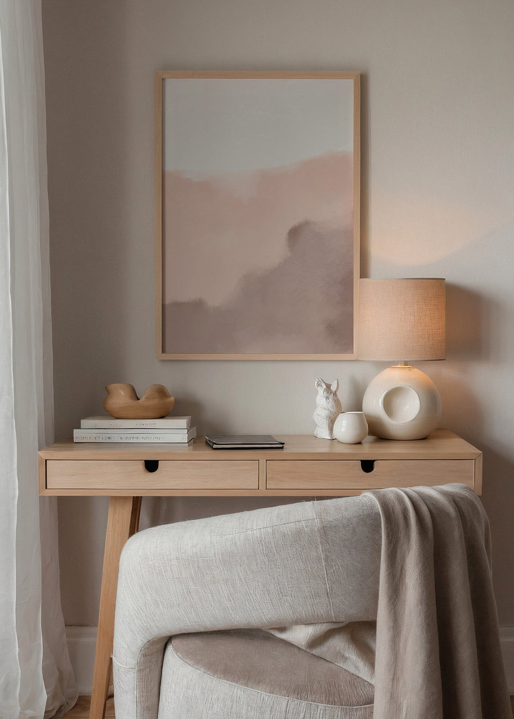 Cuadro decorativo de estilo minimalista y abstracto colocado en dormitorio, acuarela abstracta en tonos rosa y taupe, modelo Smoke II