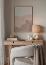 Wandbild mit diffusen abstrakten Formen in Altrosa, Beige, Taupegrau und Weiß, sanfter Komposition und ruhigem modernem Stil. Erhältlich auf kudeko.com