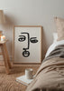 Cuadro decorativo de estilo minimalista y abstracto colocado en sala, rostro abstracto en blanco y negro, modelo Rostro Negro