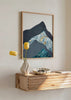Cuadro decorativo de estilo minimalista y abstracto colocado en salón, montañas abstractas en tonos azules y dorados, modelo 4 Blue Mountains