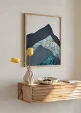 Cuadro decorativo de estilo minimalista y abstracto colocado en salón, montañas abstractas en tonos azules y dorados, modelo 4 Blue Mountains