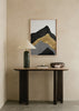 Cuadro decorativo de estilo minimalista y abstracto colocado en salón, montañas abstractas en negro y dorado, modelo 4 Golden Mountains