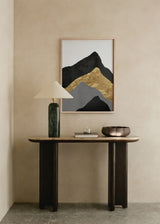 Cuadro decorativo de estilo minimalista y abstracto colocado en salón, montañas abstractas en negro y dorado, modelo 4 Golden Mountains