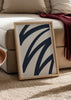 Abstraktes Wandbild mit großen geschwungenen Formen in Marineblau auf cremeweißem Hintergrund, markantem Kontrast und modernem grafischem Stil für elegante Räume. Erhältlich auf kudeko.com