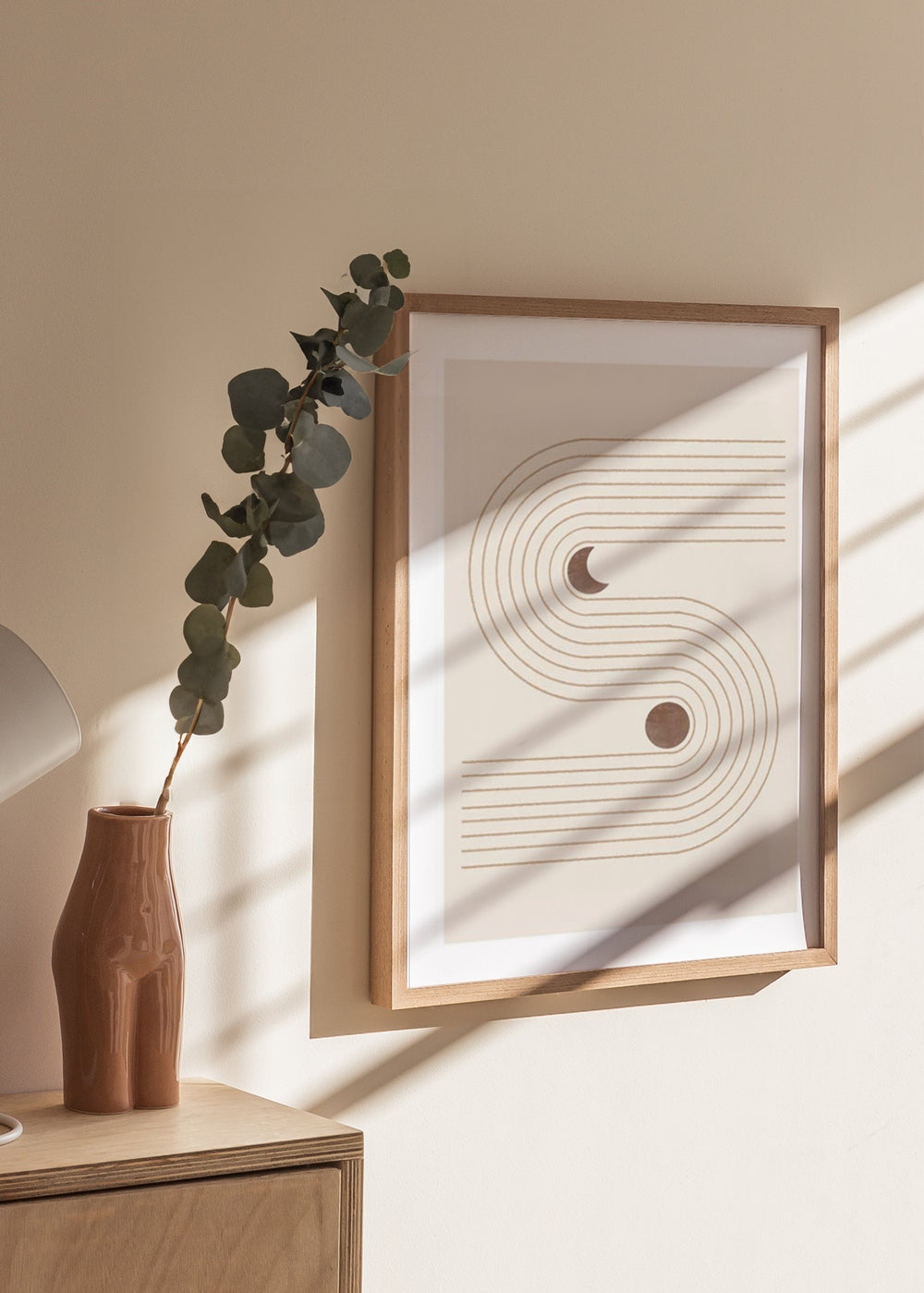 Tableau avec composition abstraite, lignes courbes en forme d’arc, deux cercles brun terre, fond beige clair et style minimaliste bohème. Disponible sur kudeko.com
