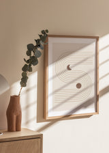 Tableau avec composition abstraite, lignes courbes en forme d’arc, deux cercles brun terre, fond beige clair et style minimaliste bohème. Disponible sur kudeko.com