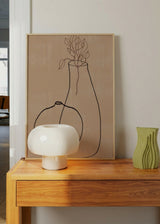 Tableau avec deux vases en lignes noires, fines branches et feuilles sur fond beige chaud, dans un style minimaliste et naturel. Disponible sur kudeko.com