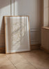 Cuadro decorativo de estilo minimalista y abstracto colocado en salón, líneas abstractas orgánicas en beige, modelo Caminos Cruzados