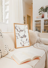 Wandbild mit verstreuten geometrischen Würfeln in Weiß, sanftem Grau, Beige und Terrakotta, modernem abstraktem Stil und klarer Komposition. Erhältlich auf kudeko.com