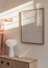 Wandbild mit zwei konzentrischen Bögen in Beige auf weißem Hintergrund, weichen Linien, klarer Komposition und minimalistischem Stil für moderne Räume. Erhältlich auf kudeko.com