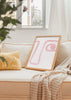 Quadro com formas abstratas orgânicas em rosa empolvado sobre fundo branco, linhas curvas amplas, detalhe circular e estilo minimalista equilibrado. Disponível em kudeko.com
