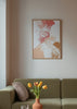 Cuadro decorativo de estilo minimalista y abstracto colocado en salón, composición abstracta en tonos coral y terracota, modelo Expressions I