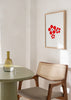 Gerahmtes Wandbild mit roten Blumen in runden Formen, weißem Hintergrund, kleinen schwarzen Zentren und modernem minimalistischem Stil, klar und elegant gestaltet. Erhältlich auf kudeko.com