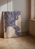 Wandbild mit organischen, wellenförmigen Linien in Blau auf hellem beigem Hintergrund, fließender Komposition und modernem abstraktem Stil für Wohnräume. Erhältlich auf kudeko.com