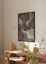 Cuadro decorativo de estilo minimalista y abstracto colocado en salón, composición abstracta de líneas orgánicas en blanco y negro, modelo Fluyendo VII