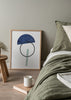 Cuadro decorativo de estilo minimalista y abstracto colocado en salón, composición geométrica azul minimalista, modelo Geometría Azul