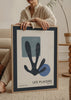 Cuadro decorativo de estilo minimalista y abstracto colocado en salón, composición abstracta orgánica en tonos azules, modelo Les Plaisirs de la Vie I