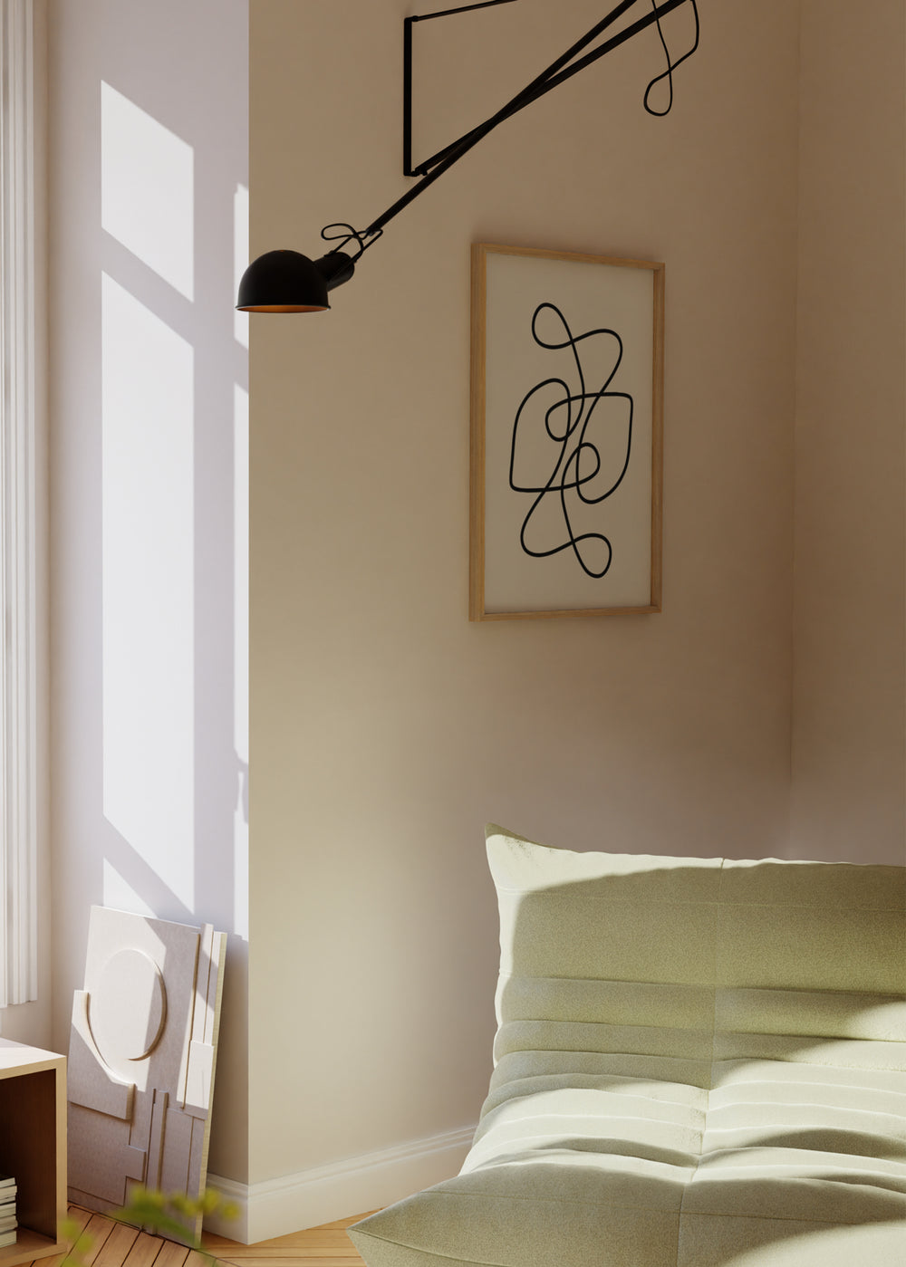 Wandbild mit durchgehender schwarzer Linie, abstrakten Kurven und Schleifen auf hellbeigem Hintergrund, klare minimalistische Komposition für moderne Wandgestaltung. Erhältlich auf kudeko.com