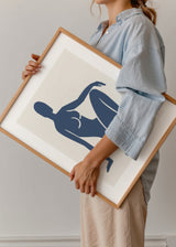 Cuadro decorativo de estilo minimalista y abstracto colocado en salón, figura femenina recortada estilo Matisse, modelo Matisse Figures II