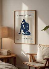 Cuadro decorativo de estilo minimalista y abstracto colocado en salón, figura femenina recortada estilo Matisse, modelo Matisse Figures III
