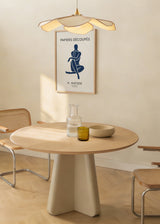 Cuadro decorativo de estilo minimalista y abstracto colocado en salón, figura recortada estilo Matisse en azul, modelo Matisse Figures V