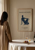 Tableau avec silhouette féminine découpée bleu marine sur fond beige clair, typographie noire en haut et en bas, style minimaliste et composition graphique épurée. Disponible sur kudeko.com