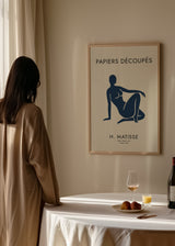 Tableau avec silhouette féminine découpée bleu marine sur fond beige clair, typographie noire en haut et en bas, style minimaliste et composition graphique épurée. Disponible sur kudeko.com