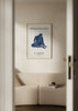 Cuadro decorativo de estilo minimalista y abstracto colocado en salón, figura recortada estilo Matisse en azul marino, modelo Matisse Figures VII