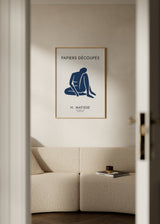 Cuadro decorativo de estilo minimalista y abstracto colocado en salón, figura recortada estilo Matisse en azul marino, modelo Matisse Figures VII