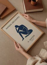 Cuadro decorativo de estilo minimalista y abstracto colocado en salón, figura femenina recortada estilo Matisse, modelo Matisse Figures VIII