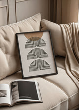 Tableau avec demi-arches concentriques noires, grand demi-cercle beige, fond blanc cassé et style géométrique épuré et équilibré. Disponible sur kudeko.com