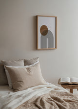 Cuadro decorativo de estilo minimalista y abstracto colocado en salón, composición de medios arcos y círculo terracota, modelo Medios Arcos III