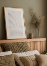 Tableau abstrait encadré avec lignes courbes et bandes verticales en blanc cassé et crème, relief visuel doux et style minimaliste pour décoration murale. Disponible sur kudeko.com