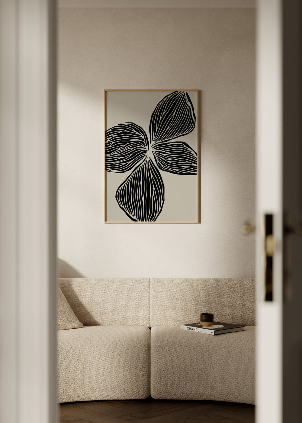 Cuadro decorativo de estilo minimalista y abstracto colocado en salón, flor abstracta en blanco y negro, modelo Mysterious Flower I