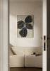 Cuadro decorativo de estilo minimalista y abstracto colocado en salón, flor abstracta en blanco y negro, modelo Mysterious Flower I