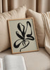Cuadro decorativo de estilo minimalista y abstracto colocado en salón, flor abstracta en blanco y negro, modelo Mysterious Flower II
