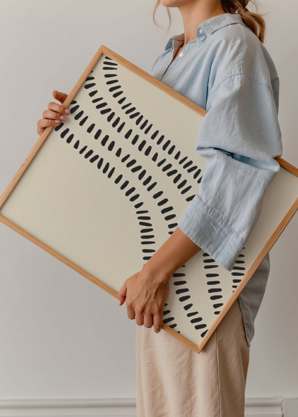 Wandbild mit abstrakten geschwungenen Formen, kleinen wiederholten schwarzen Strichen auf hellbeigem Hintergrund, organischer Komposition mit klarem Kontrast und modernem Stil. Erhältlich auf kudeko.com