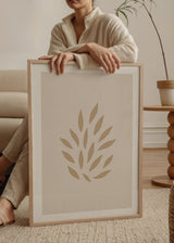 Gerahmtes Wandbild mit abstrakten Blättern in Beige-, Sand- und Cremetönen, botanische Komposition mit klaren organischen Formen, minimalistischer Stil. Erhältlich auf kudeko.com