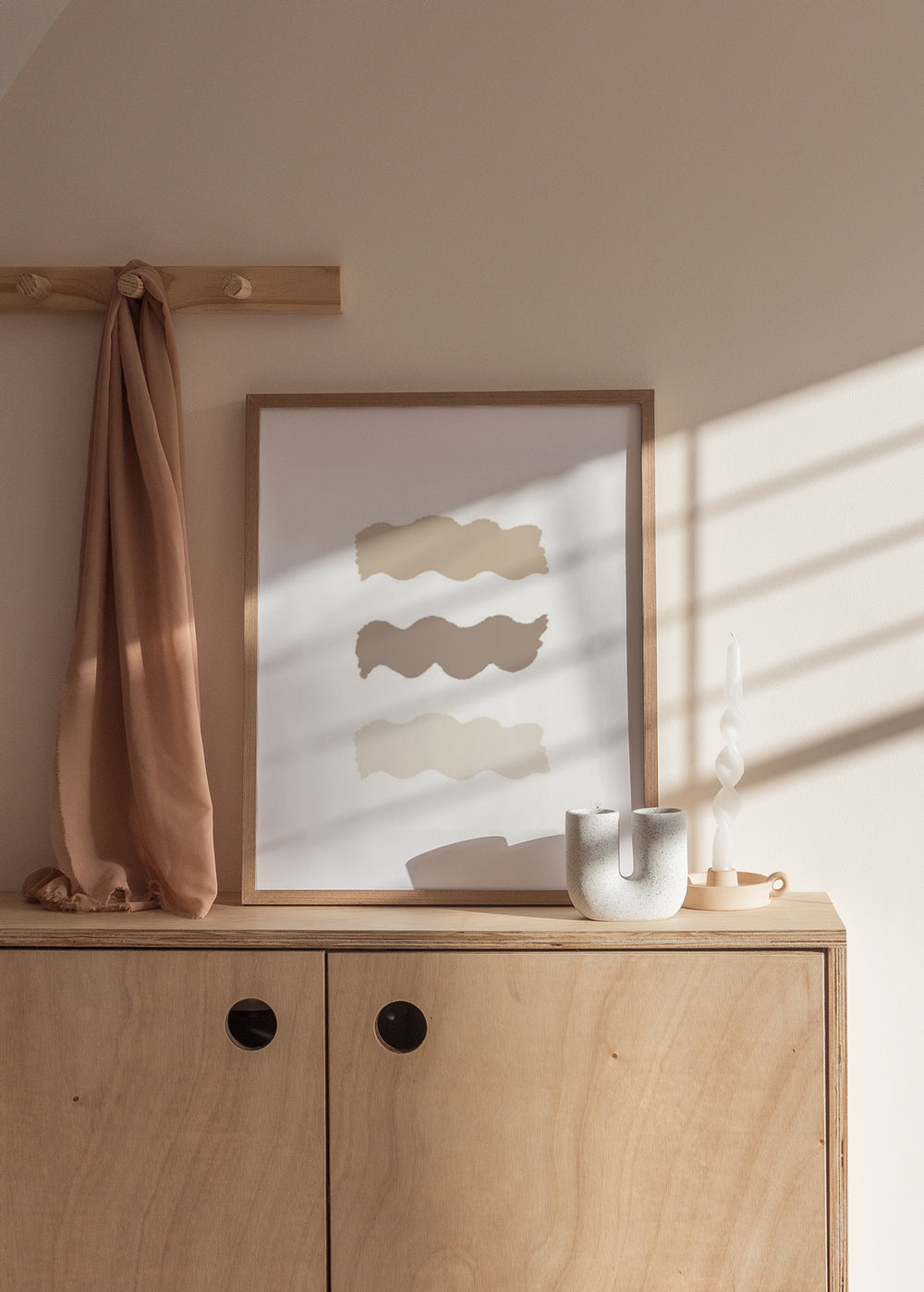 Cuadro decorativo de estilo minimalista y abstracto colocado en salón, pinceladas abstractas nórdicas en tonos beige, modelo Nordic Brush Strokes