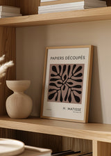 Cuadro decorativo de estilo minimalista y abstracto colocado en salón, composición abstracta orgánica estilo Matisse, modelo Papiers Découpés I