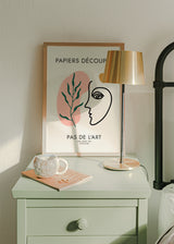Cuadro decorativo de estilo minimalista y abstracto colocado en salón, rostro abstracto con hojas y formas orgánicas, modelo Pas de l'Art IV