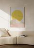 Gerahmtes Wandbild mit sanften Bergen in Beige und Altrosa, großer gelber Sonne, fliegenden Vögeln und minimalistischem Stil mit klaren Formen. Erhältlich auf kudeko.com