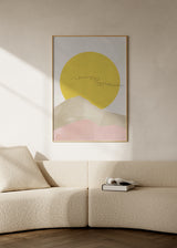 Gerahmtes Wandbild mit sanften Bergen in Beige und Altrosa, großer gelber Sonne, fliegenden Vögeln und minimalistischem Stil mit klaren Formen. Erhältlich auf kudeko.com