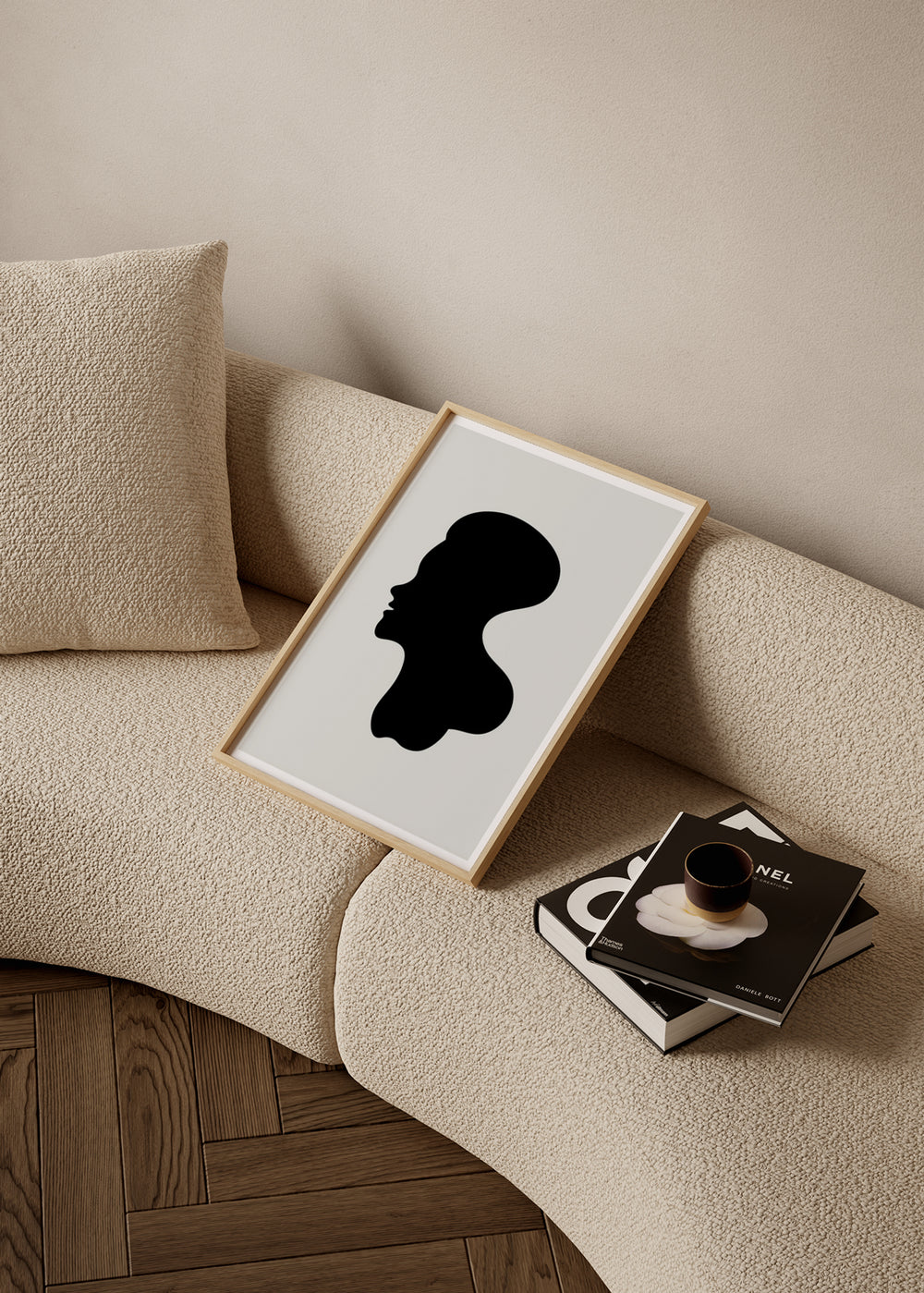 Gerahmtes Wandbild mit menschlicher Gesichtssilhouette im schwarzen Profil, hellem Beigefond und reduzierter Komposition im minimalistischen Stil für moderne Wandgestaltung. Erhältlich auf kudeko.com