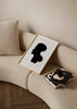 Quadro emoldurado com silhueta de rosto humano de perfil em preto, fundo bege claro e composição depurada de estilo minimalista para decoração de parede contemporânea. Disponível em kudeko.com